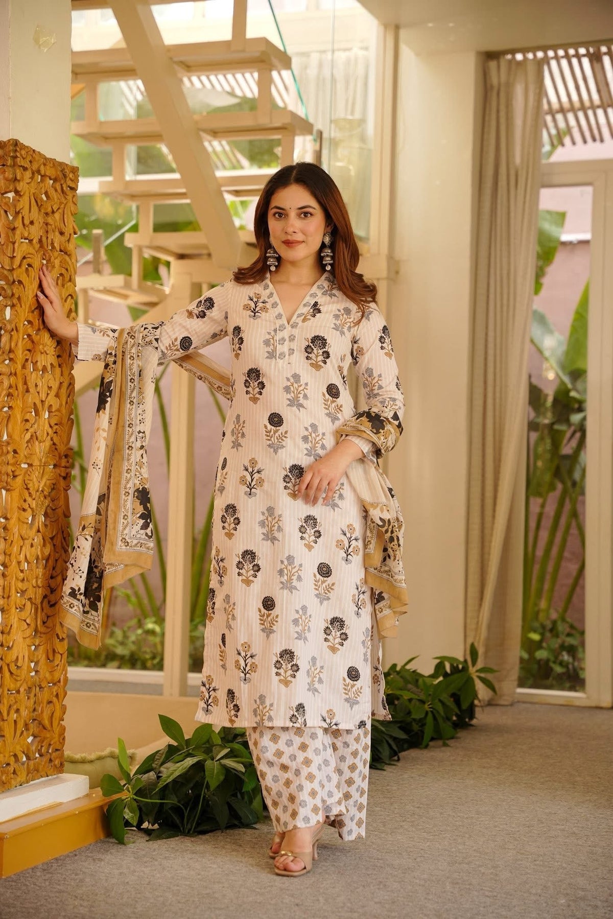 Women's Off White Floral Printed Kurti Set with Matching Bottom and Dupatta